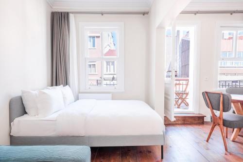 מיטה או מיטות בחדר ב-Homie Suites - Historical Apartments in the center of Beşiktaş