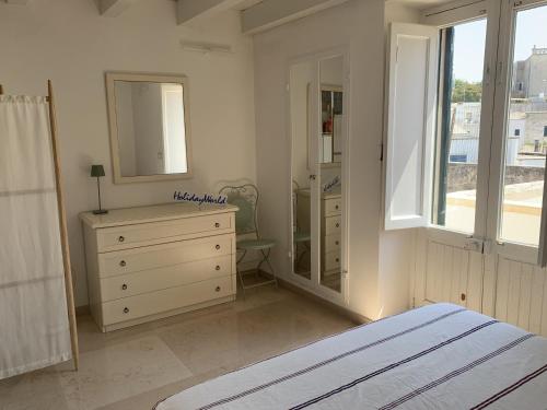 Habitación blanca con tocador y espejo en Casa Bernardo by Holiday World, en Castro di Lecce