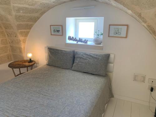 un dormitorio con una cama con ventana y una cama sidx sidx sidx en Casa Bernardo by Holiday World, en Castro di Lecce