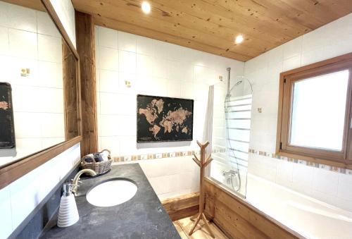 baño con lavabo y ventana en Chalet 4C, en Les Houches