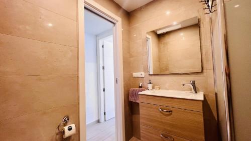 La salle de bains est pourvue d'un lavabo et d'un miroir. dans l'établissement Apartamento Edificio Sur, à Nerja