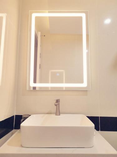 a bathroom with a white sink and a mirror at KHÁCH SẠN CÚC PHƯƠNG in Dĩ An