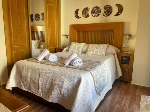 um quarto com uma cama com toalhas em Casa San Salvador em Córdoba