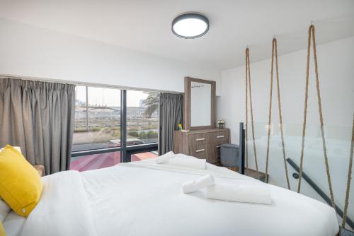 Postel nebo postele na pokoji v ubytování Unique loft living design in JVC by Suiteable