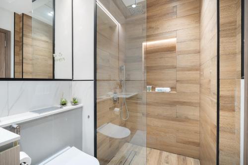Koupelna v ubytování Unique loft living design in JVC by Suiteable