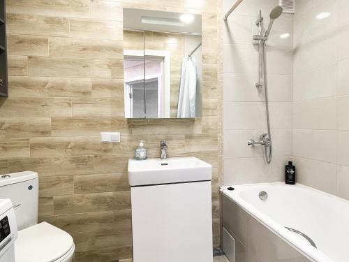 La salle de bains est pourvue d'un lavabo, de toilettes et d'une baignoire. dans l'établissement 0147 New flat near airport Zhulyany Sofievskaya Borshchagovka, à Kiev