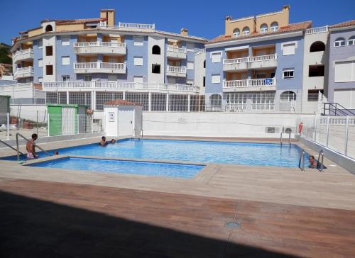 a large swimming pool in front of a building at Apartamentos Costa Azahar 3000 in Alcossebre