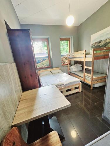 Un ou plusieurs lits dans un hébergement de l'établissement Top Hostel Pokoje Gościnne