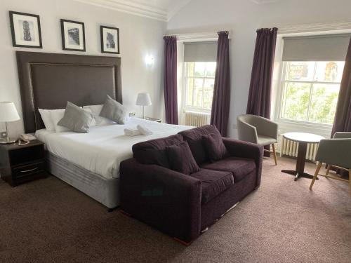 een hotelkamer met een bed en een bank bij Carlisle Station Hotel, Sure Hotel Collection by BW in Carlisle