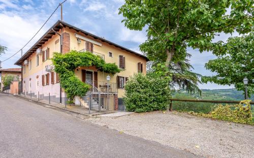 a house on the side of a road at Agriturismo Cantine Bevione - Rooms with air conditioning in Belvedere Langhe