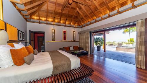 um quarto com uma cama grande e uma sala de estar em Villa Jade em Marigot