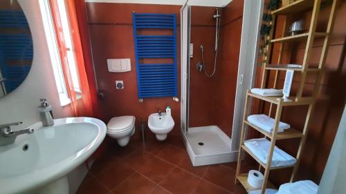 y baño con lavabo, aseo y ducha. en B&B Palatium S.G., en Palazzo San Gervasio