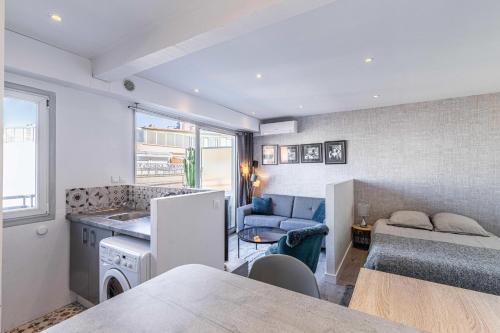 une pièce avec une cuisine et un salon dans l'établissement Magnificent studio with terrace - center of Cannes, à Cannes