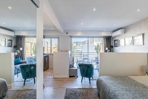 une chambre avec deux lits et un salon dans l'établissement Magnificent studio with terrace - center of Cannes, à Cannes