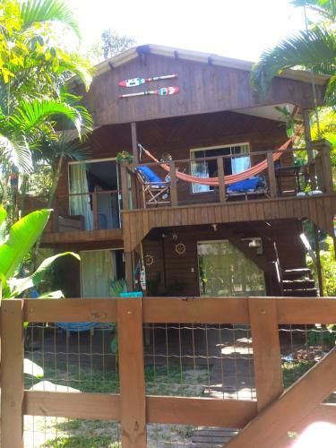 メーウ島にあるSuíte Solarの椅子とフェンス付きのデッキのある家