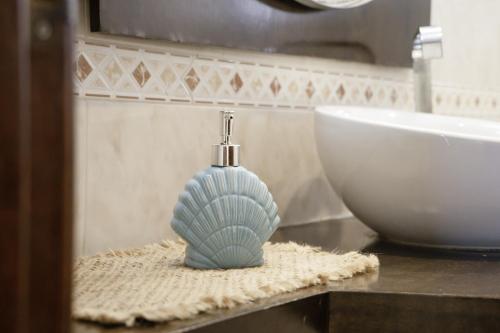 a blue vase sitting on a counter next to a sink at Luz y Color en Castelldefels in Castelldefels