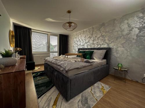 新紮姆基的住宿－City Comfort Retreat，一间卧室,卧室内配有一张大床