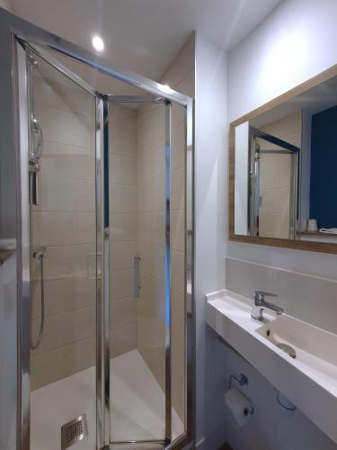 a bathroom with a shower and a sink at KYRIAD DIRECT TOULON OUEST - La Seyne sur Mer in La Seyne-sur-Mer