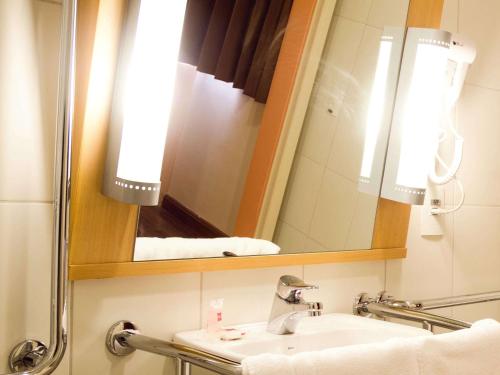 a bathroom with a sink and a mirror at ibis Recife Boa Viagem in Recife