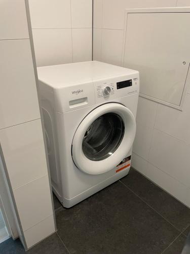 a washer and dryer in a small room at Home sweet home Arnhem in Arnhem