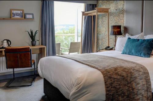 um quarto de hotel com uma cama grande e uma janela em The New Hobbit Hotel Rooms em Halifax