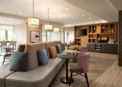 Posezení v ubytování Home2 Suites Troy, OH