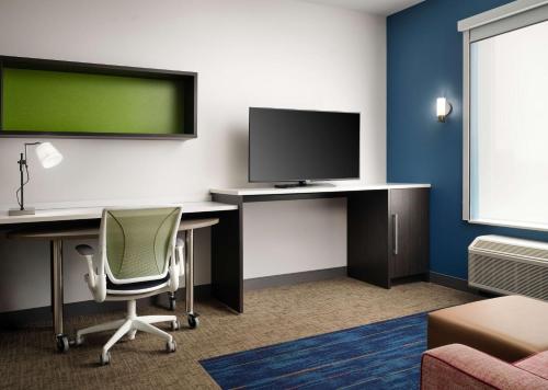 TV a/nebo společenská místnost v ubytování Home2 Suites Troy, OH