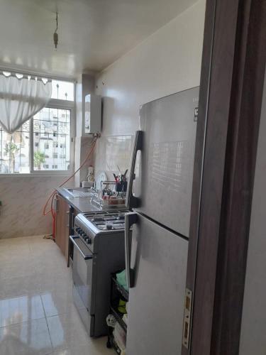 una cucina con piano cottura e frigorifero di تطوان a Tétouan