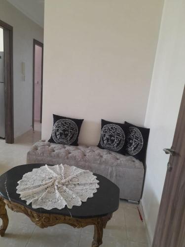 un soggiorno con divano e tavolo di تطوان a Tétouan