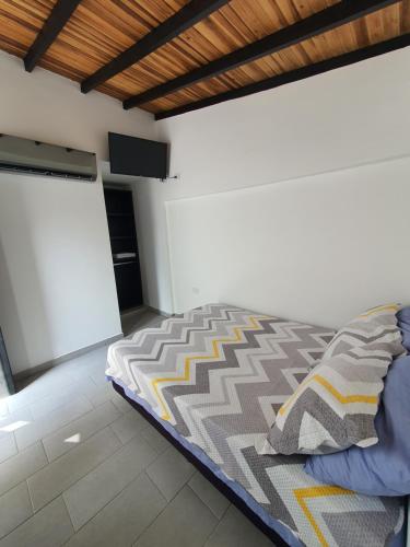 ein Schlafzimmer mit einem Bett in einem Zimmer in der Unterkunft Aptoestudio full equipado y excelente ubicación in Cúcuta