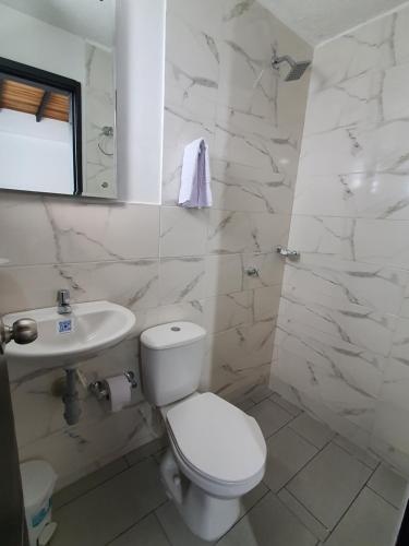 ein weißes Bad mit einem WC und einem Waschbecken in der Unterkunft Aptoestudio full equipado y excelente ubicación in Cúcuta
