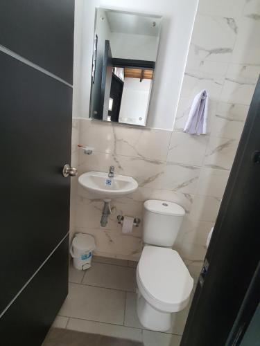 bagno con servizi igienici e lavandino di Aptoestudio full equipado y excelente ubicación a Cúcuta