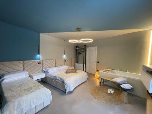 a bedroom with two beds and a bath tub at VILLA CHIARA in Torre Orsina