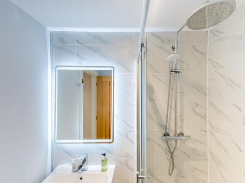 Un baño con ducha, lavabo y espejo. en Pass the Keys Bouvardia Modern town centre apartment, en Shrewsbury