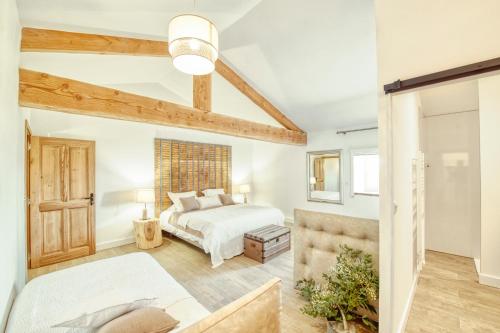 um quarto com uma cama e um sofá num quarto em ESCONS DOMAINE DE CHARME em Saint-Sulpice-sur-Lèze