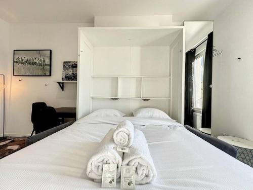 Ένα ή περισσότερα κρεβάτια σε δωμάτιο στο Cosy appart Perrin 1