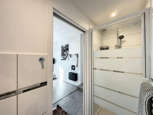 une porte menant à une chambre avec salle de bains. dans l'établissement Cosy appart Perrin 1, à Villeurbanne