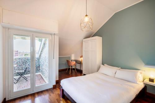 a bedroom with a bed and a large window at RELSTAY - Washington Street in Milan