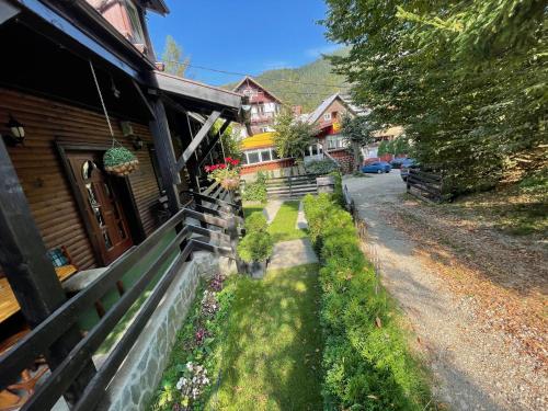 una casa con flores a un lado. en Pensiunea Eugenia en Bran