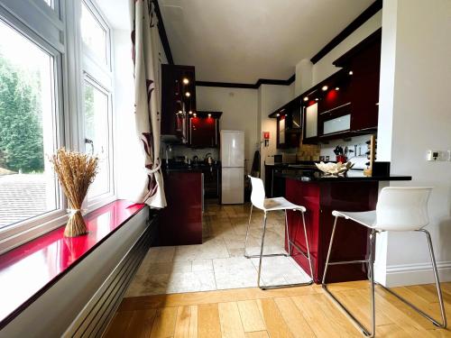 Küche/Küchenzeile in der Unterkunft 6 Shanklin Manor - family friendly apartment in Shanklin Old Village