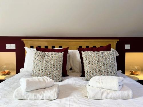 Ein Bett oder Betten in einem Zimmer der Unterkunft 6 Shanklin Manor - family friendly apartment in Shanklin Old Village