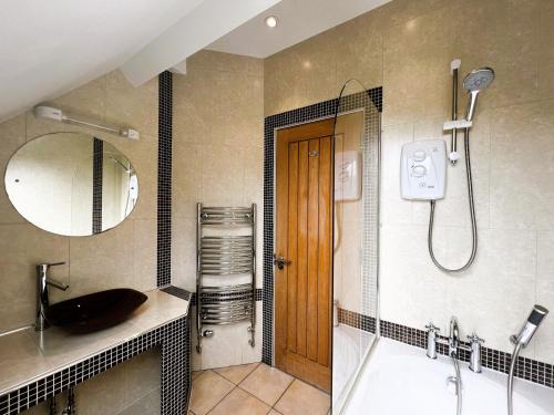 Ein Badezimmer in der Unterkunft 6 Shanklin Manor - family friendly apartment in Shanklin Old Village