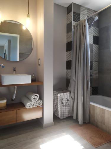 Un baño con lavabo, bañera y espejo. en Tranquilidad plena y Termas., en Villa Elisa