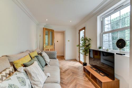 Spacious Brighton Home 2 Ensuites, Weekly & Monthly Stays-Marine LGF by Bluehouse Shortlets Brighton photo 10
