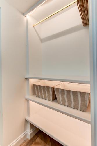 Spacious Brighton Home 2 Ensuites, Weekly & Monthly Stays-Marine LGF by Bluehouse Shortlets Brighton photo 24