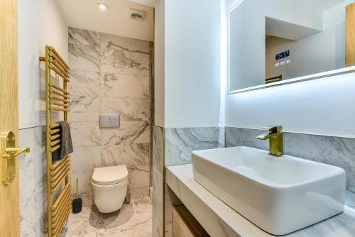 Spacious Brighton Home 2 Ensuites, Weekly & Monthly Stays-Marine LGF by Bluehouse Shortlets Brighton photo 28