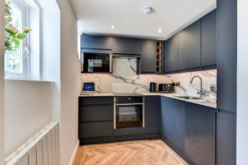 Spacious Brighton Home 2 Ensuites, Weekly & Monthly Stays-Marine LGF by Bluehouse Shortlets Brighton photo 13