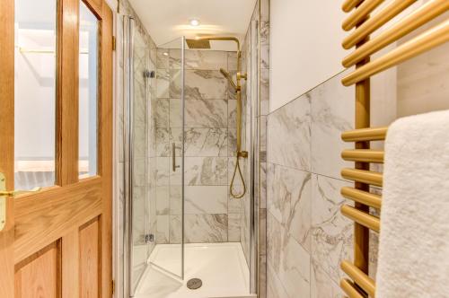 Spacious Brighton Home 2 Ensuites, Weekly & Monthly Stays-Marine LGF by Bluehouse Shortlets Brighton photo 31