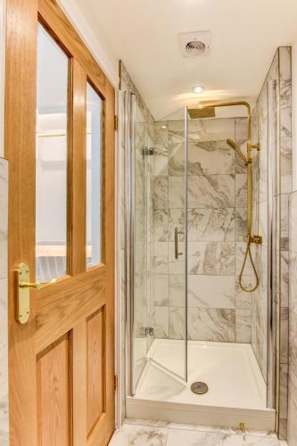 Spacious Brighton Home 2 Ensuites, Weekly & Monthly Stays-Marine LGF by Bluehouse Shortlets Brighton photo 30