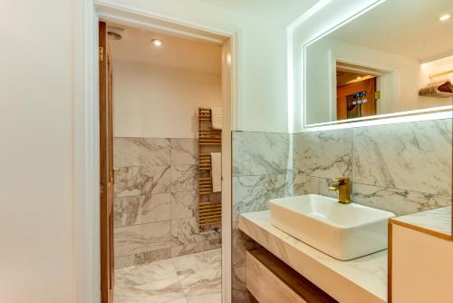 Spacious Brighton Home 2 Ensuites, Weekly & Monthly Stays-Marine LGF by Bluehouse Shortlets Brighton photo 33